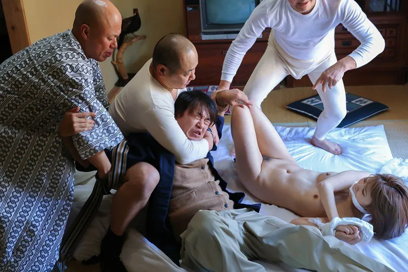 Anh xã nhìn vợ bị những tên tù vượt ngục cưỡng hiếp