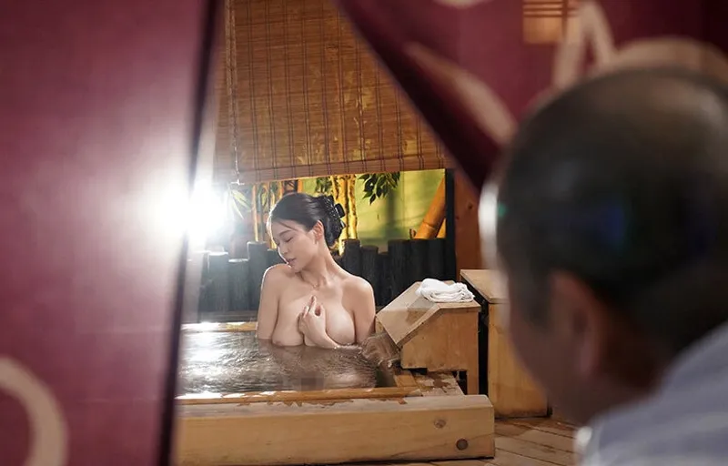 Người tình của con trai bị bố người chồng nhìn trộm khi đang tắm rồi nắc đến mang thai