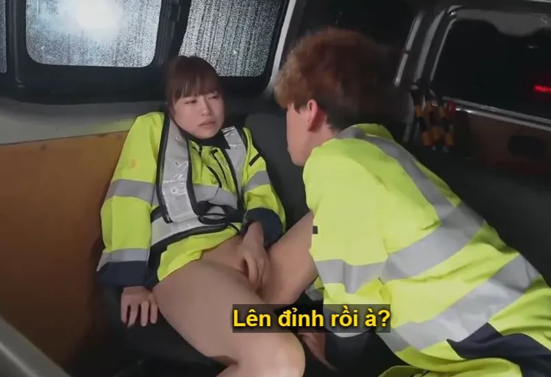 Người vợ đi làm kiếm thêm phụ người chồng rồi lại rung động với cậu trai trẻ vì thiếu thốn